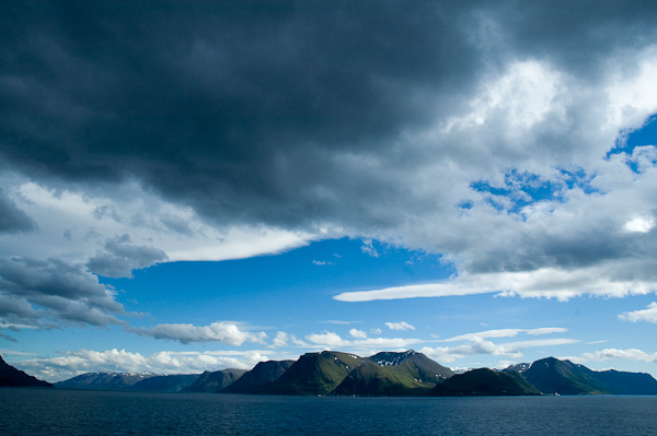Dunkle Wolken über einem Fjord