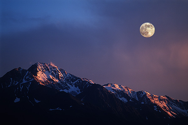 Berg im Abendlicht mit Vollmond