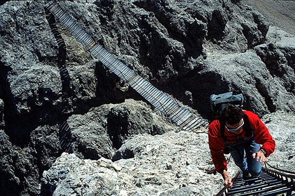 Hängebrücke in den Dolomiten in einem Klettersteig