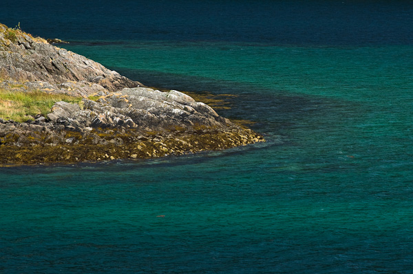 Türkisfarbenes Wasser im Raftsund