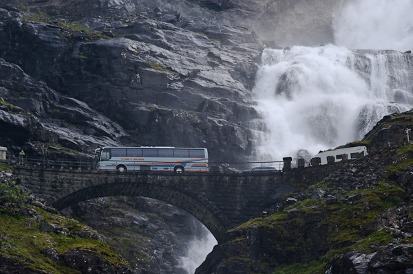 Brücke über den Wasserfall Stigfossen