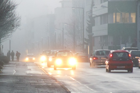 Autos im Nebel