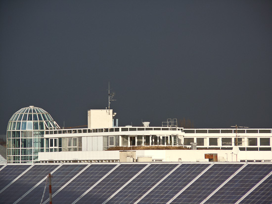 Bürogebäude und dunkle Wolken