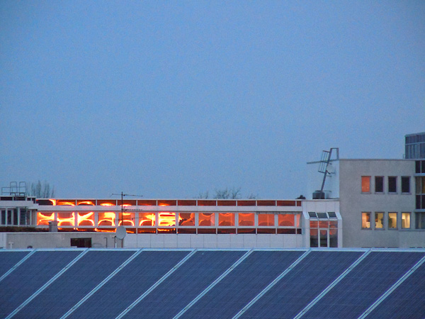 Sonnenaufgang spiegelt sich in Bürofenstern