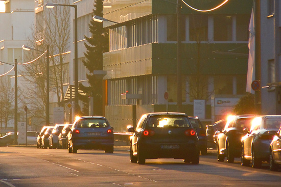 PKW und LKW in der Morgensonne