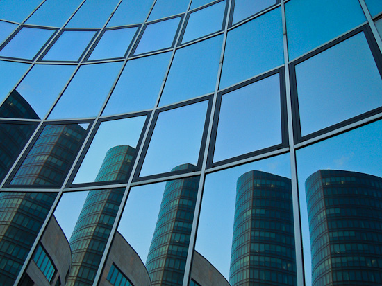 Hochhaus spiegelt sich im Fenster