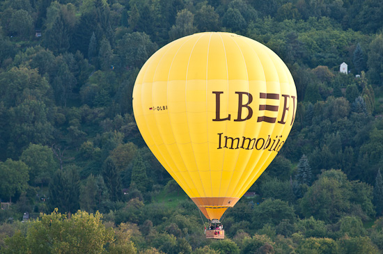 Ein Heißluftballon vor einer Notlandung?