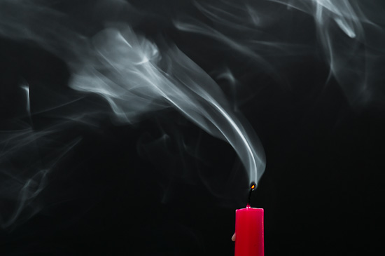 Rote Kerze und Rauch
