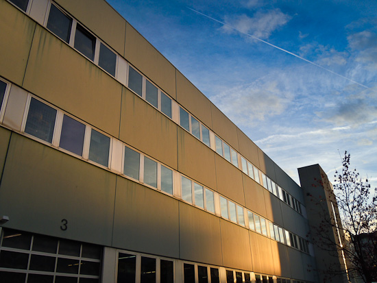 Lagergebäude im herbstlichen Morgenlicht