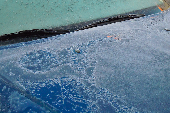 Frost auf einer Kühlerhaube