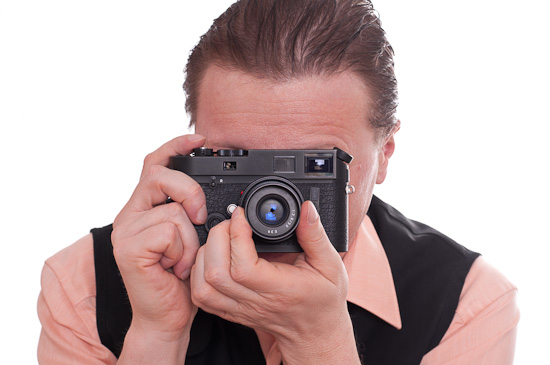 Selbstportrait Fotograf mit Leica M7 von vorne