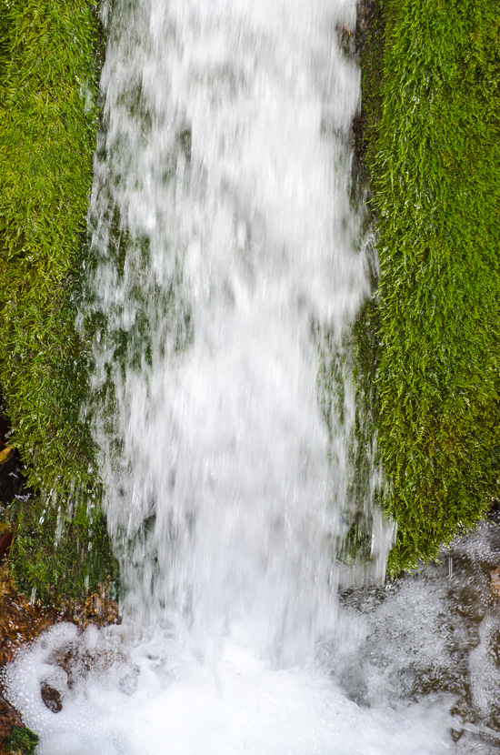 Kleiner Wasserfall mit Moos