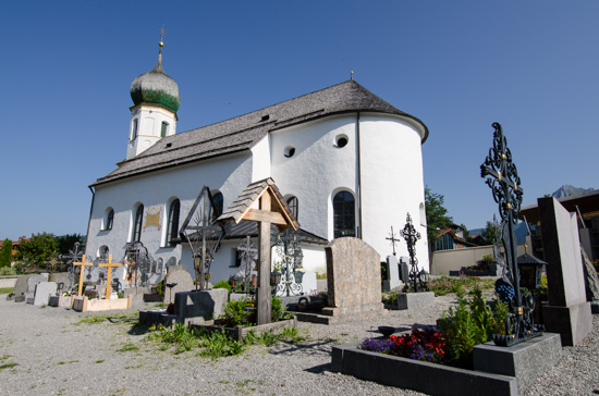 Friedhof und Kirche in Grän