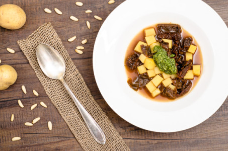 Kartoffelsuppe mit getrockneten Tomaten und Pesto