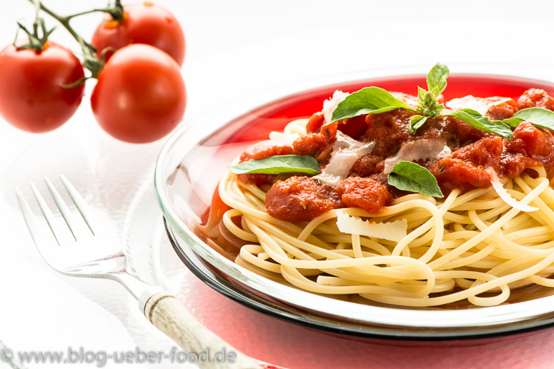 Spaghetti mit Tomatensauce und Parmesan