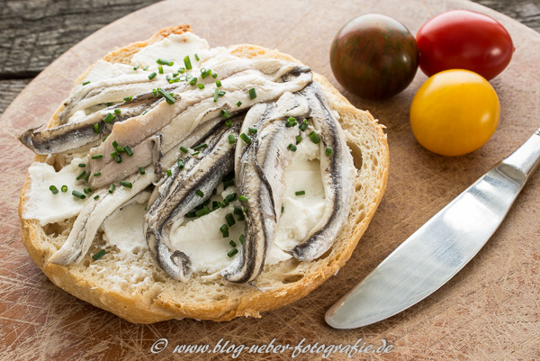 Belegtes Brötchen mit Sardinen und Ricotta