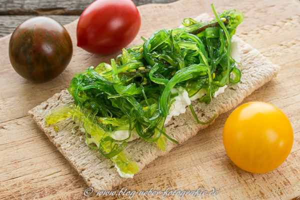 Knäckebrot mit Ricotta und Wakame Algen