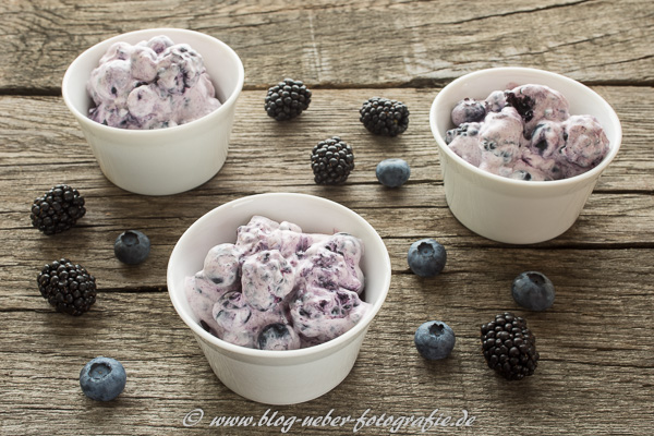 Quark mit Brombeeren und Heidelbeeren