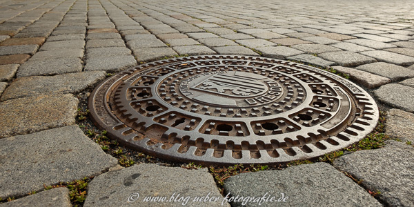 Kanaldeckel mit Wappen der Landeshauptstadt Dresden