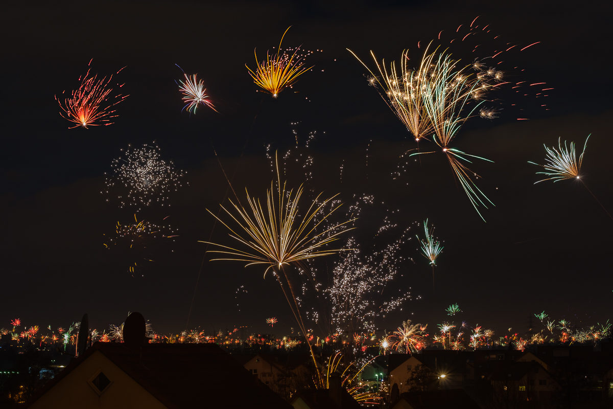 Feuerwerk an Sylvester mit XF 90mm Blende 5,6 - 7 Sekunden